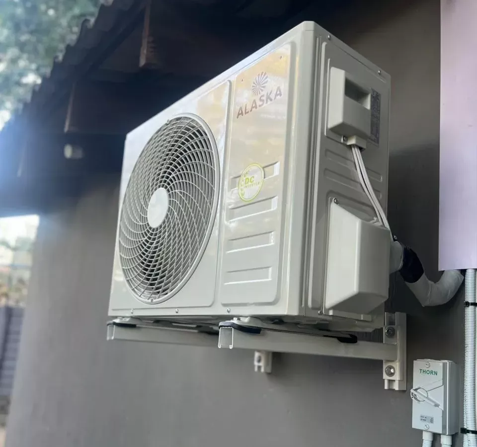 Air conditioning condenser installation by Davies Climate Solutions